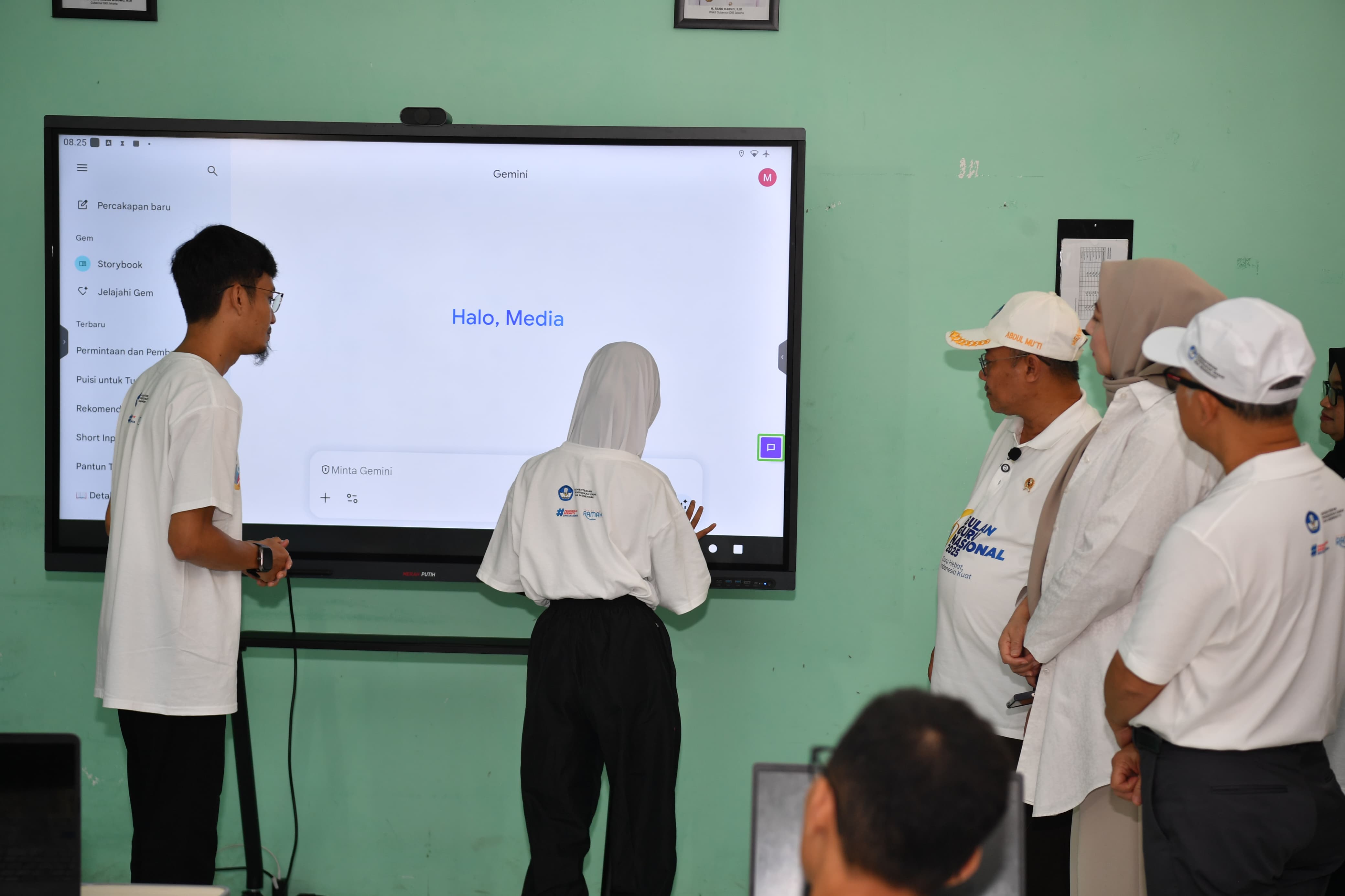 Mendikdasmen Takjub Saksikan Pemanfaatan Papan Interaktif Digital bagi Murid Tunanetra di Jakarta